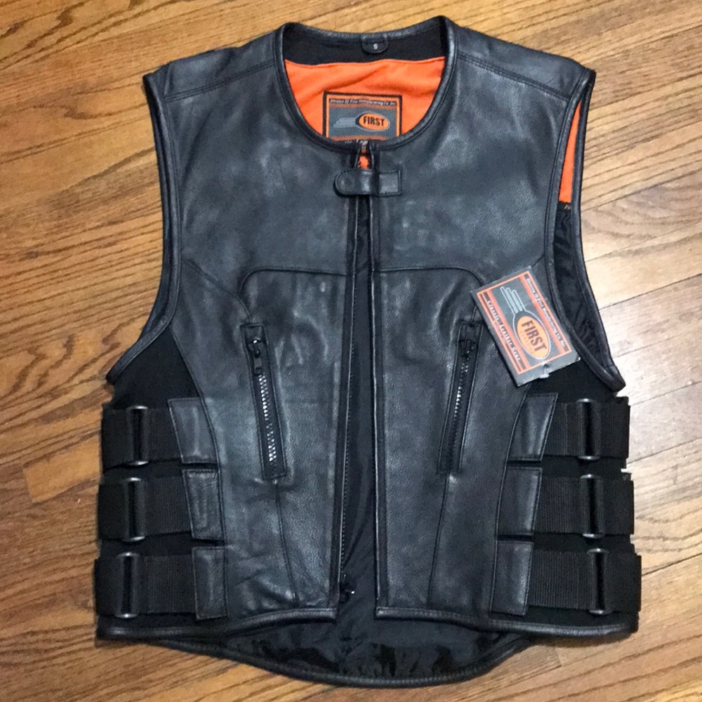 Men’s 100% leather motorcycle vest NWT